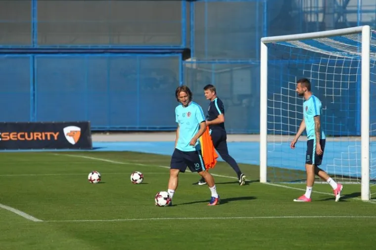 SPREMNI ZA POBJEDU: Osjetite atmosferu na zadnjem treningu Vatrenih prije puta na Island