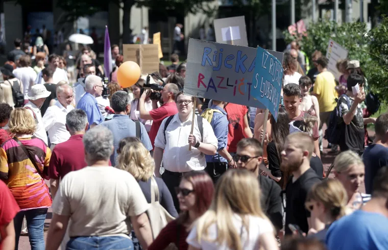 Na Povorci ponosa u Zagrebu i političari, poznati te transparenti: 'Isus liječi homofobiju', 'Psi laju, prajdovi prolaze', 'Have a gay day'...