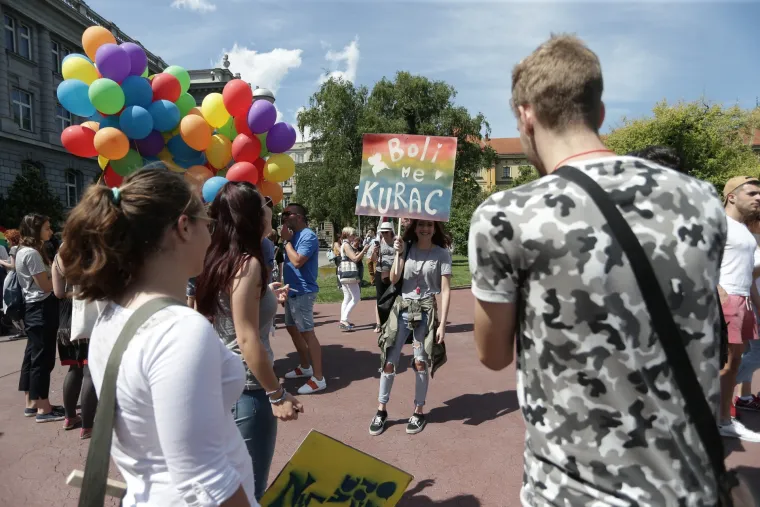 Na Povorci ponosa u Zagrebu i političari, poznati te transparenti: 'Isus liječi homofobiju', 'Psi laju, prajdovi prolaze', 'Have a gay day'...
