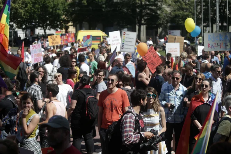Na Povorci ponosa u Zagrebu i političari, poznati te transparenti: 'Isus liječi homofobiju', 'Psi laju, prajdovi prolaze', 'Have a gay day'...