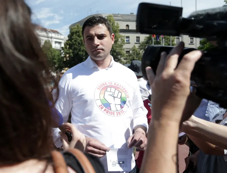 Na Povorci ponosa u Zagrebu i političari, poznati te transparenti: 'Isus liječi homofobiju', 'Psi laju, prajdovi prolaze', 'Have a gay day'...