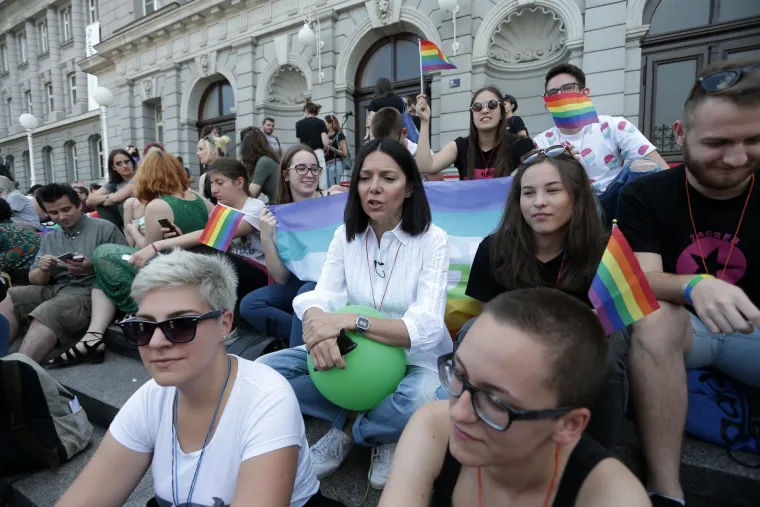 Na Povorci ponosa u Zagrebu i političari, poznati te transparenti: 'Isus liječi homofobiju', 'Psi laju, prajdovi prolaze', 'Have a gay day'...