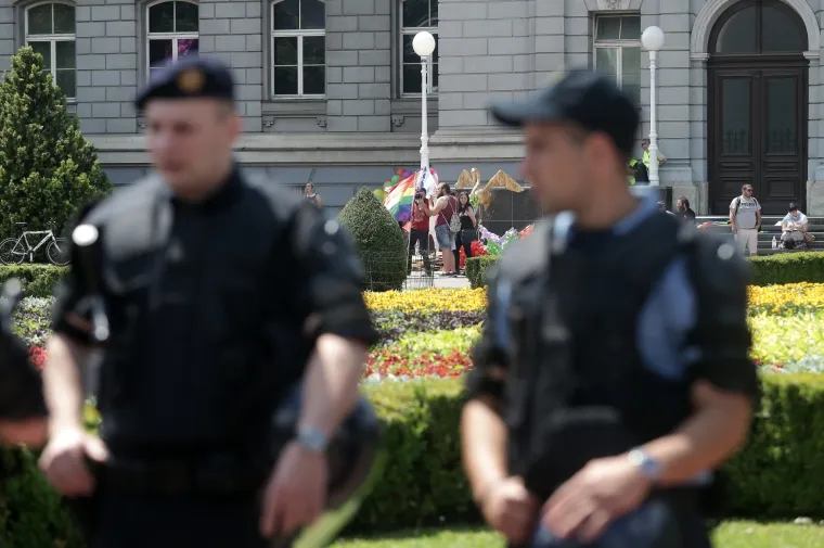 Na Povorci ponosa u Zagrebu i političari, poznati te transparenti: 'Isus liječi homofobiju', 'Psi laju, prajdovi prolaze', 'Have a gay day'...