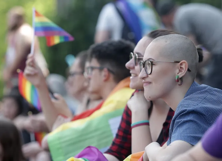 Na Povorci ponosa u Zagrebu i političari, poznati te transparenti: 'Isus liječi homofobiju', 'Psi laju, prajdovi prolaze', 'Have a gay day'...