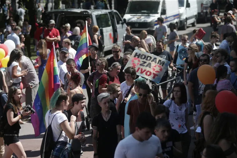 Na Povorci ponosa u Zagrebu i političari, poznati te transparenti: 'Isus liječi homofobiju', 'Psi laju, prajdovi prolaze', 'Have a gay day'...