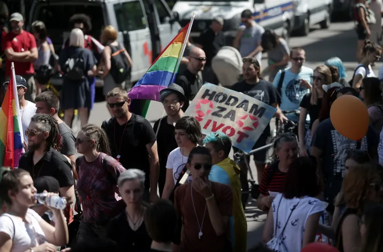 Na Povorci ponosa u Zagrebu i političari, poznati te transparenti: 'Isus liječi homofobiju', 'Psi laju, prajdovi prolaze', 'Have a gay day'...
