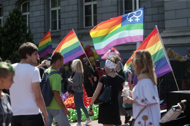 Na Povorci ponosa u Zagrebu i političari, poznati te transparenti: 'Isus liječi homofobiju', 'Psi laju, prajdovi prolaze', 'Have a gay day'...