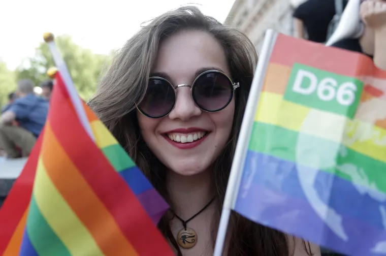 Na Povorci ponosa u Zagrebu i političari, poznati te transparenti: 'Isus liječi homofobiju', 'Psi laju, prajdovi prolaze', 'Have a gay day'...