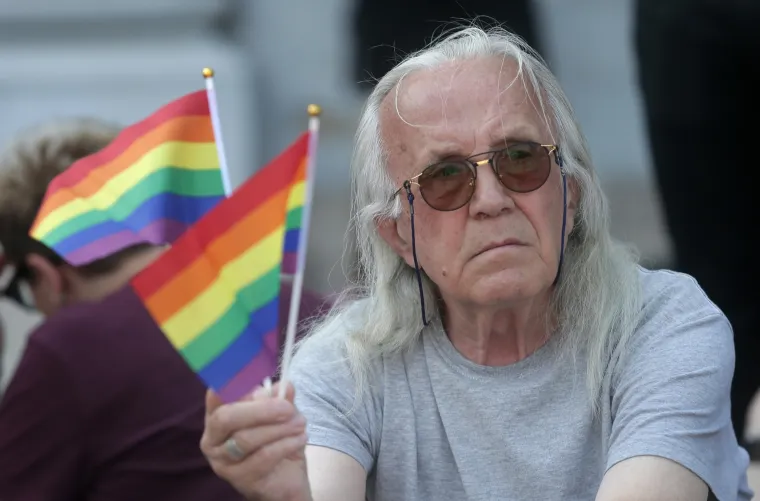 Na Povorci ponosa u Zagrebu i političari, poznati te transparenti: 'Isus liječi homofobiju', 'Psi laju, prajdovi prolaze', 'Have a gay day'...