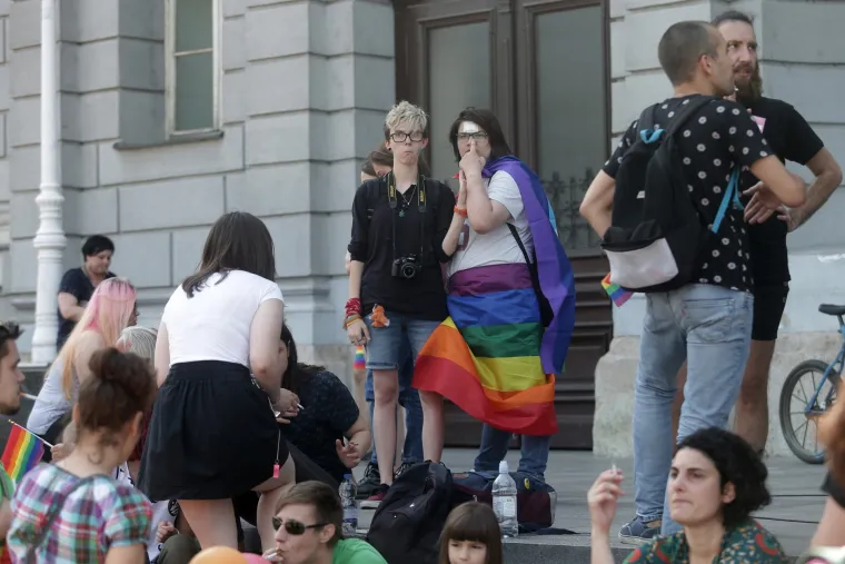 Na Povorci ponosa u Zagrebu i političari, poznati te transparenti: 'Isus liječi homofobiju', 'Psi laju, prajdovi prolaze', 'Have a gay day'...