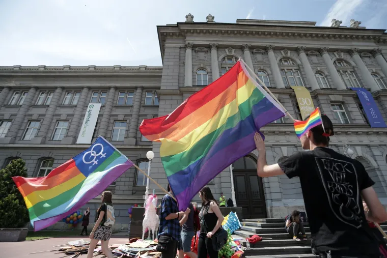 Na Povorci ponosa u Zagrebu i političari, poznati te transparenti: 'Isus liječi homofobiju', 'Psi laju, prajdovi prolaze', 'Have a gay day'...