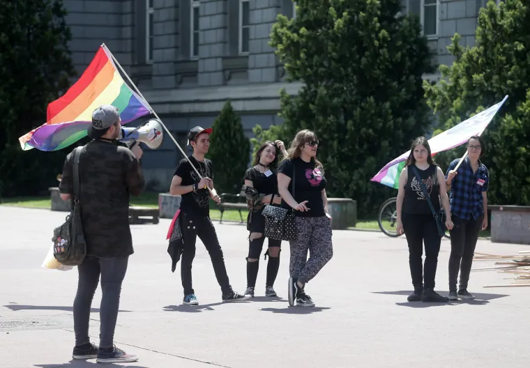 Na Povorci ponosa u Zagrebu i političari, poznati te transparenti: 'Isus liječi homofobiju', 'Psi laju, prajdovi prolaze', 'Have a gay day'...