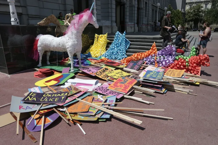 Na Povorci ponosa u Zagrebu i političari, poznati te transparenti: 'Isus liječi homofobiju', 'Psi laju, prajdovi prolaze', 'Have a gay day'...