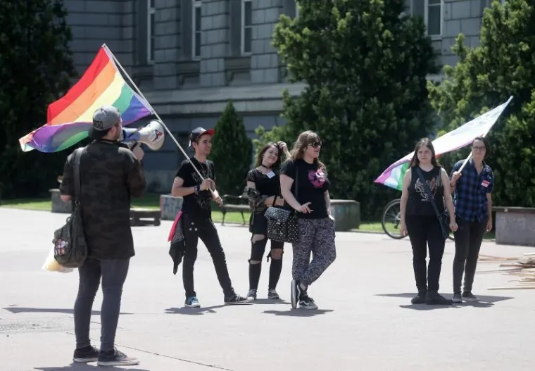 Povorka se prvo okupila pred Mimarom