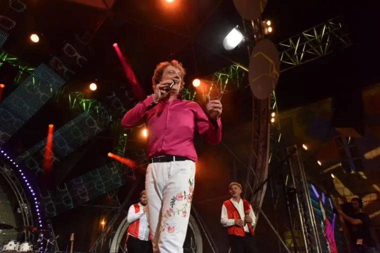 U Vodicama je održan CMC Festival na kojem su nastupali kraljevi i kraljice domaće estrade. Za legendarni provod pobrinuli su se zvijezde koje su nastupile na pozornici, ali i one koje su svojom prisutnošću začinile crveni tepih. Među njima su bili i Tonči Huljić  i Madre Badessa.