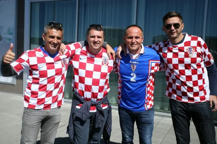 'BJEŽITE LJUDI, BJEŽITE IZ GRADA': Kockice poharale Reykjavik, pojavile se naljepnice s prekriženom Mamićevom glavom