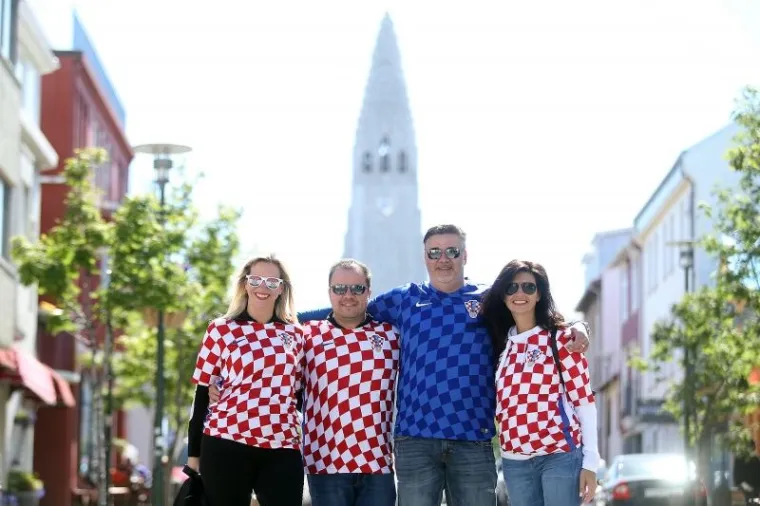 'BJEŽITE LJUDI, BJEŽITE IZ GRADA': Kockice poharale Reykjavik, pojavile se naljepnice s prekriženom Mamićevom glavom