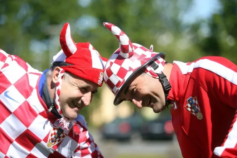 'BJEŽITE LJUDI, BJEŽITE IZ GRADA': Kockice poharale Reykjavik, pojavile se naljepnice s prekriženom Mamićevom glavom