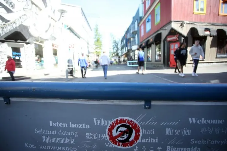 'BJEŽITE LJUDI, BJEŽITE IZ GRADA': Kockice poharale Reykjavik, pojavile se naljepnice s prekriženom Mamićevom glavom