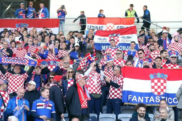 LUDNICA NA TRIBINAMA: Pogledajte kakvu su atmosferu napravili hrvatski i islandski navijači