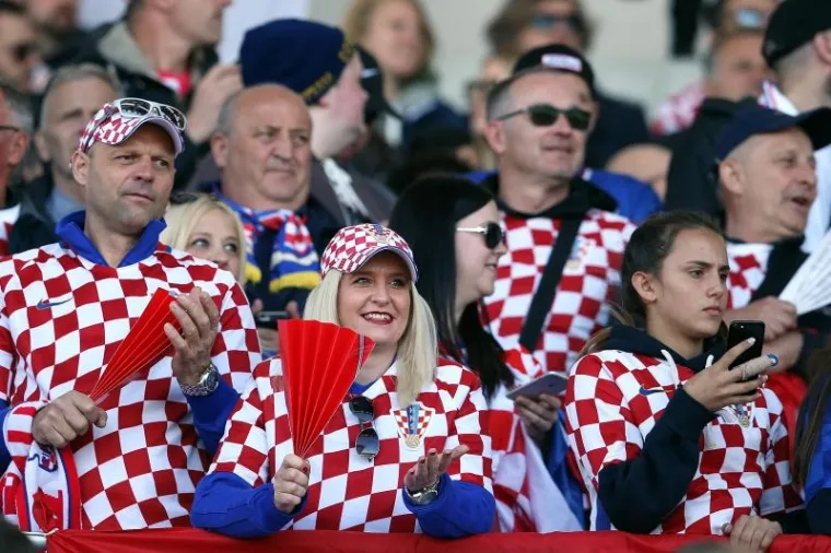 LUDNICA NA TRIBINAMA: Pogledajte kakvu su atmosferu napravili hrvatski i islandski navijači