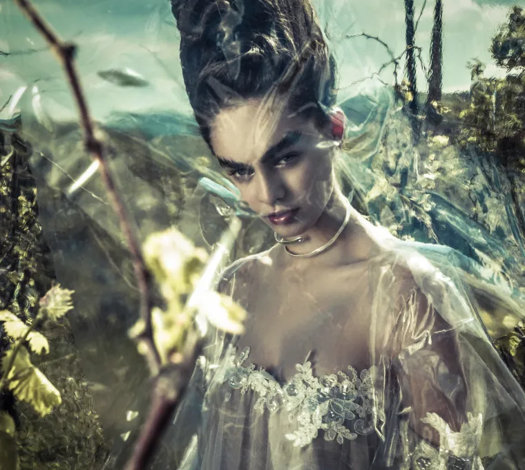 Boudoir couture kolekcija "Out of space" genijalno je prezentirana inspirativnom fotografskom pričom koju je osmislio i snimio Mladen Šarić, izbjegavajući banalnost bridal fotografija i ironizirajući samu temu, konačni rezultat je spoj umjetničke fotografije i mode te vrhunsko djelo oboje autora, kako dizajnerica, tako i fotografa