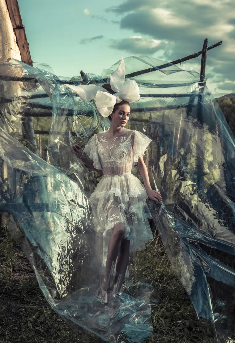 Boudoir couture kolekcija "Out of space" genijalno je prezentirana inspirativnom fotografskom pričom koju je osmislio i snimio Mladen Šarić, izbjegavajući banalnost bridal fotografija i ironizirajući samu temu, konačni rezultat je spoj umjetničke fotografije i mode te vrhunsko djelo oboje autora, kako dizajnerica, tako i fotografa