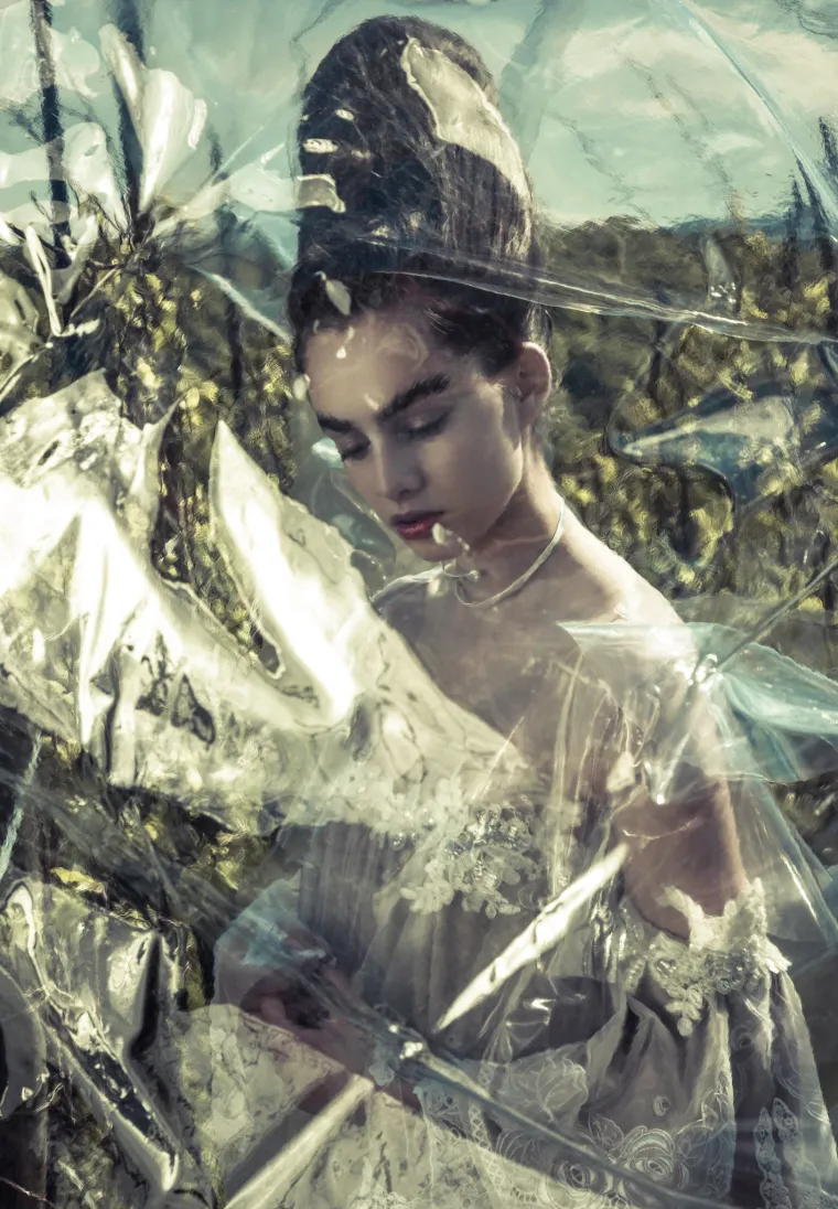 Boudoir couture kolekcija "Out of space" genijalno je prezentirana inspirativnom fotografskom pričom koju je osmislio i snimio Mladen Šarić, izbjegavajući banalnost bridal fotografija i ironizirajući samu temu, konačni rezultat je spoj umjetničke fotografije i mode te vrhunsko djelo oboje autora, kako dizajnerica, tako i fotografa