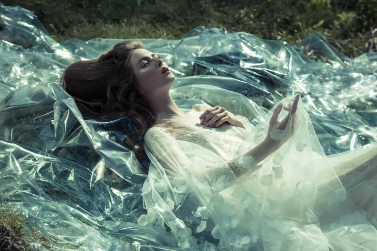 Boudoir couture kolekcija "Out of space" genijalno je prezentirana inspirativnom fotografskom pričom koju je osmislio i snimio Mladen Šarić, izbjegavajući banalnost bridal fotografija i ironizirajući samu temu, konačni rezultat je spoj umjetničke fotografije i mode te vrhunsko djelo oboje autora, kako dizajnerica, tako i fotografa