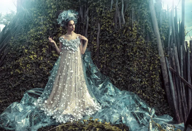 Boudoir couture kolekcija "Out of space" genijalno je prezentirana inspirativnom fotografskom pričom koju je osmislio i snimio Mladen Šarić, izbjegavajući banalnost bridal fotografija i ironizirajući samu temu, konačni rezultat je spoj umjetničke fotografije i mode te vrhunsko djelo oboje autora, kako dizajnerica, tako i fotografa
