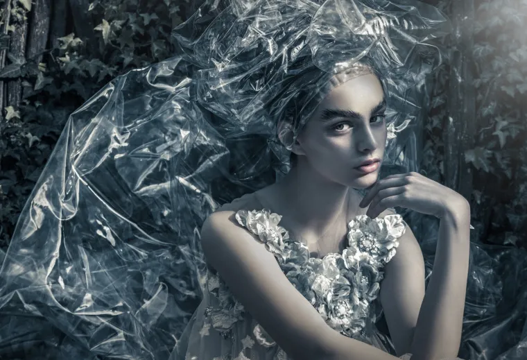 Boudoir couture kolekcija "Out of space" genijalno je prezentirana inspirativnom fotografskom pričom koju je osmislio i snimio Mladen Šarić, izbjegavajući banalnost bridal fotografija i ironizirajući samu temu, konačni rezultat je spoj umjetničke fotografije i mode te vrhunsko djelo oboje autora, kako dizajnerica, tako i fotografa