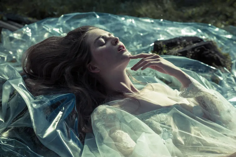 Boudoir couture kolekcija "Out of space" genijalno je prezentirana inspirativnom fotografskom pričom koju je osmislio i snimio Mladen Šarić, izbjegavajući banalnost bridal fotografija i ironizirajući samu temu, konačni rezultat je spoj umjetničke fotografije i mode te vrhunsko djelo oboje autora, kako dizajnerica, tako i fotografa