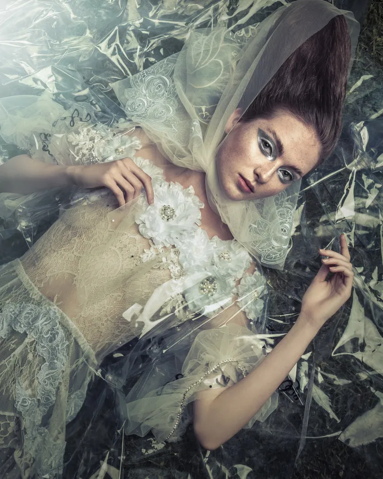 Boudoir couture kolekcija "Out of space" genijalno je prezentirana inspirativnom fotografskom pričom koju je osmislio i snimio Mladen Šarić, izbjegavajući banalnost bridal fotografija i ironizirajući samu temu, konačni rezultat je spoj umjetničke fotografije i mode te vrhunsko djelo oboje autora, kako dizajnerica, tako i fotografa
