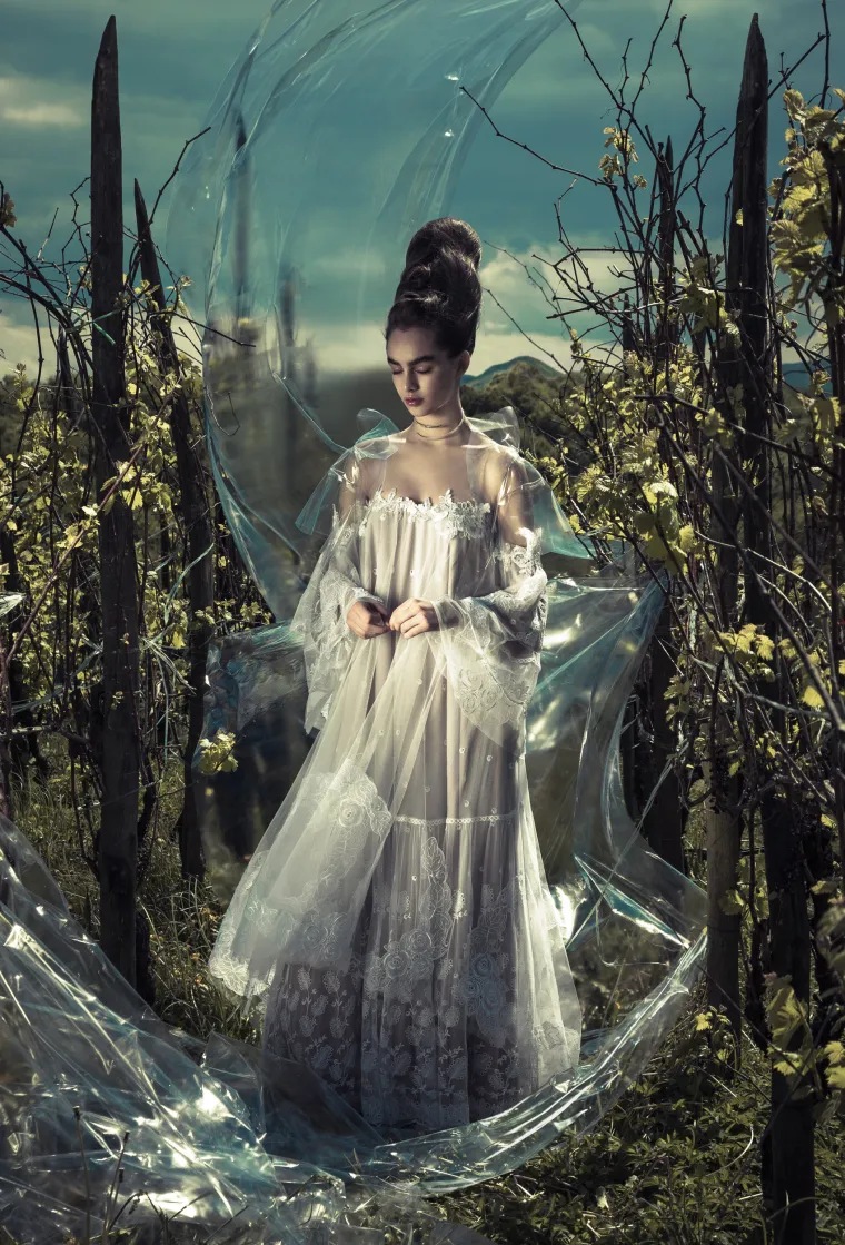 Boudoir couture kolekcija "Out of space" genijalno je prezentirana inspirativnom fotografskom pričom koju je osmislio i snimio Mladen Šarić, izbjegavajući banalnost bridal fotografija i ironizirajući samu temu, konačni rezultat je spoj umjetničke fotografije i mode te vrhunsko djelo oboje autora, kako dizajnerica, tako i fotografa