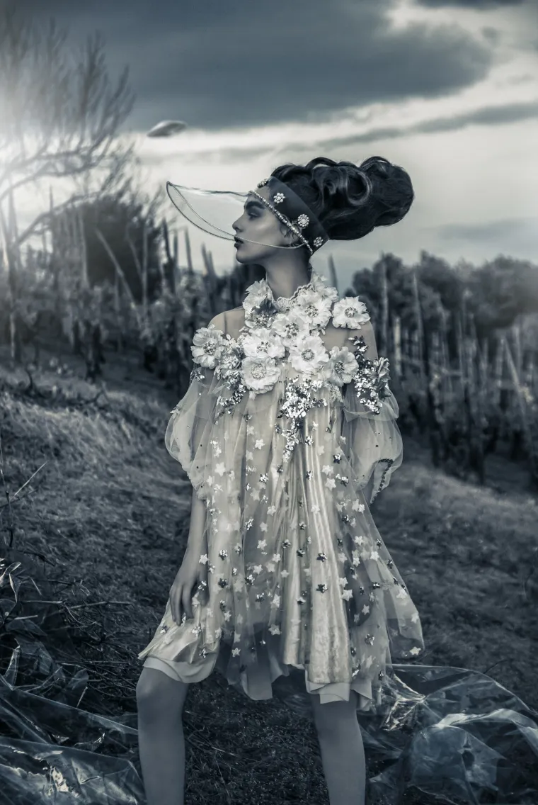 Boudoir couture kolekcija "Out of space" genijalno je prezentirana inspirativnom fotografskom pričom koju je osmislio i snimio Mladen Šarić, izbjegavajući banalnost bridal fotografija i ironizirajući samu temu, konačni rezultat je spoj umjetničke fotografije i mode te vrhunsko djelo oboje autora, kako dizajnerica, tako i fotografa