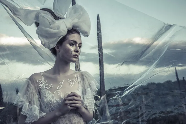 Boudoir couture kolekcija "Out of space" genijalno je prezentirana inspirativnom fotografskom pričom koju je osmislio i snimio Mladen Šarić, izbjegavajući banalnost bridal fotografija i ironizirajući samu temu, konačni rezultat je spoj umjetničke fotografije i mode te vrhunsko djelo oboje autora, kako dizajnerica, tako i fotografa