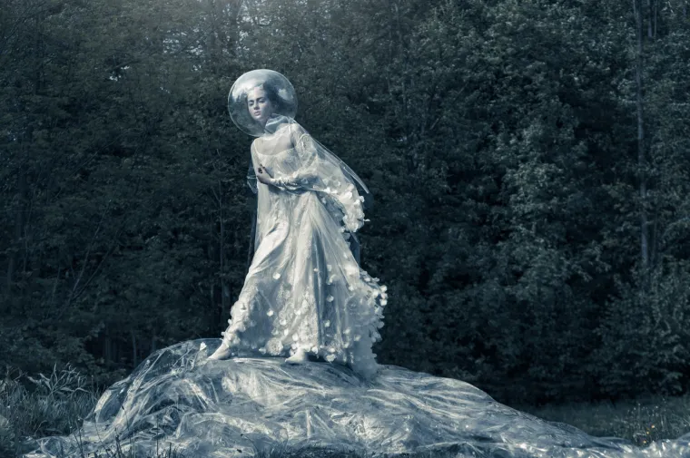 Boudoir couture kolekcija "Out of space" genijalno je prezentirana inspirativnom fotografskom pričom koju je osmislio i snimio Mladen Šarić, izbjegavajući banalnost bridal fotografija i ironizirajući samu temu, konačni rezultat je spoj umjetničke fotografije i mode te vrhunsko djelo oboje autora, kako dizajnerica, tako i fotografa