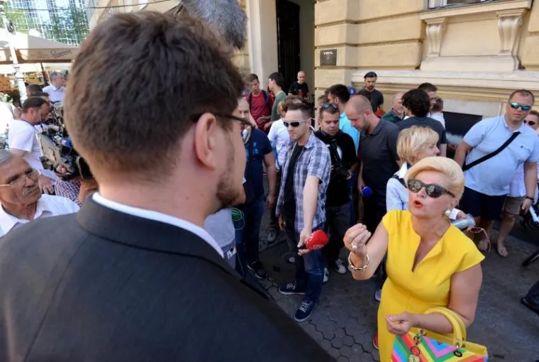 PRIMALI UVREDE GRAĐANA: Zbog odluke Suda o pritvaranju petorice mladića koji su vrijeđali Janicu, SDP-ovci priredili performans