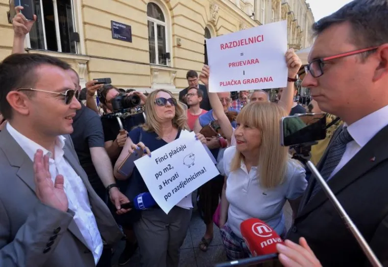 PRIMALI UVREDE GRAĐANA: Zbog odluke Suda o pritvaranju petorice mladića koji su vrijeđali Janicu, SDP-ovci priredili performans