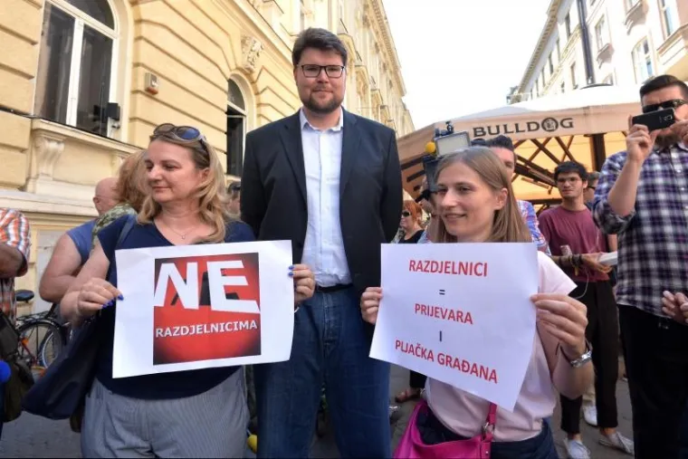 PRIMALI UVREDE GRAĐANA: Zbog odluke Suda o pritvaranju petorice mladića koji su vrijeđali Janicu, SDP-ovci priredili performans