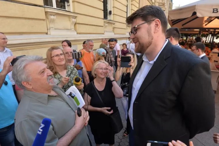 PRIMALI UVREDE GRAĐANA: Zbog odluke Suda o pritvaranju petorice mladića koji su vrijeđali Janicu, SDP-ovci priredili performans