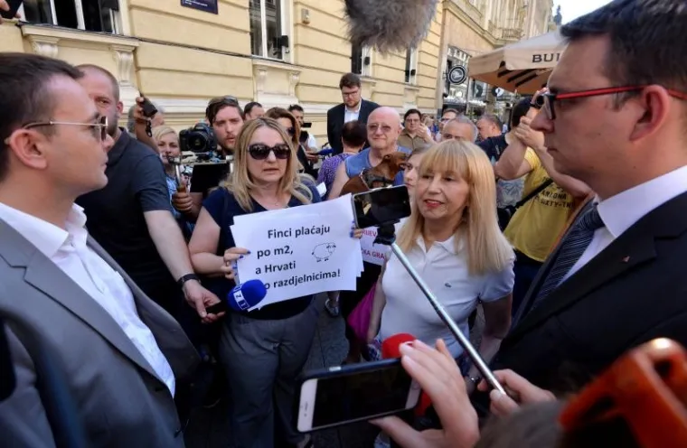 PRIMALI UVREDE GRAĐANA: Zbog odluke Suda o pritvaranju petorice mladića koji su vrijeđali Janicu, SDP-ovci priredili performans