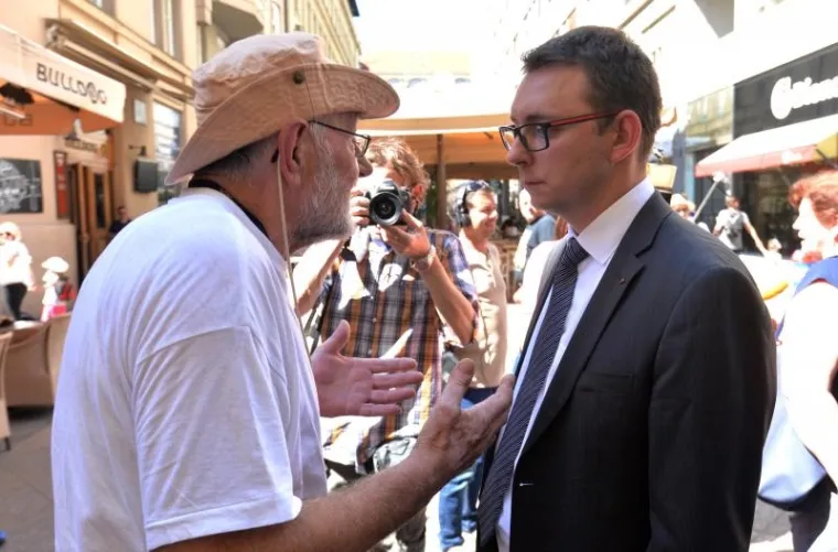 PRIMALI UVREDE GRAĐANA: Zbog odluke Suda o pritvaranju petorice mladića koji su vrijeđali Janicu, SDP-ovci priredili performans