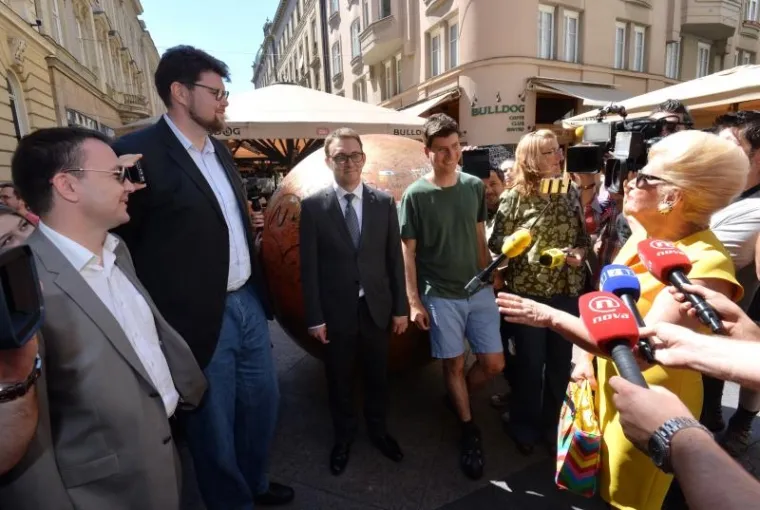 Saborski zastupnici SDP-a stali su u Bogovićevoj ulici kako bi ih građani mogli vrijeđati. Performans SDP-ovaca je odgovor na odluku Prekr&scaron;ajnog suda u Splitu koji je kaznio petodnevnom zatvorskom kaznom sedmoricu mladića koji su izvrijedjali Janicu Kostelić. SDP-ovcima se pridružio i Ivan Pernar.