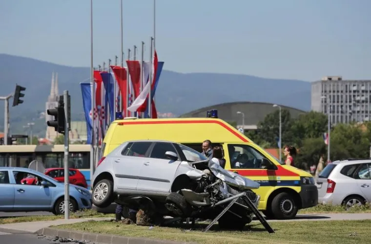 PROMETNI KAOS ZBOG TEŠKE NESREĆE U ZAGREBU: Razbijena Škoda je nakon sudara završila na stupu