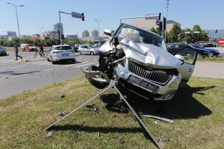 PROMETNI KAOS ZBOG TEŠKE NESREĆE U ZAGREBU: Razbijena Škoda je nakon sudara završila na stupu