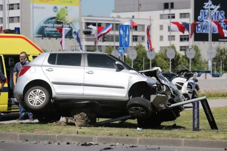 PROMETNI KAOS ZBOG TEŠKE NESREĆE U ZAGREBU: Razbijena Škoda je nakon sudara završila na stupu