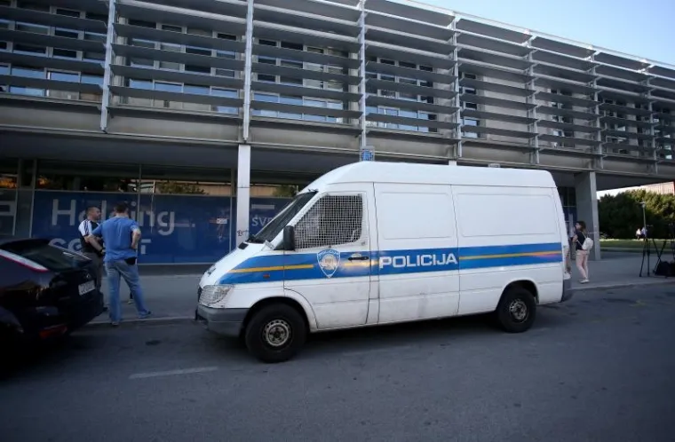 PLJAČKA POSLOVNICE ZAGREBAČKOG HOLDINGA U VUKOVARSKOJ: Naoružani lopovi zaprijetili vatrenim oružjem, uzeli plijen i pobjegli