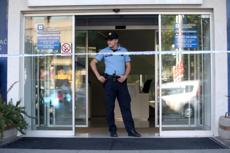 PLJAČKA POSLOVNICE ZAGREBAČKOG HOLDINGA U VUKOVARSKOJ: Naoružani lopovi zaprijetili vatrenim oružjem, uzeli plijen i pobjegli