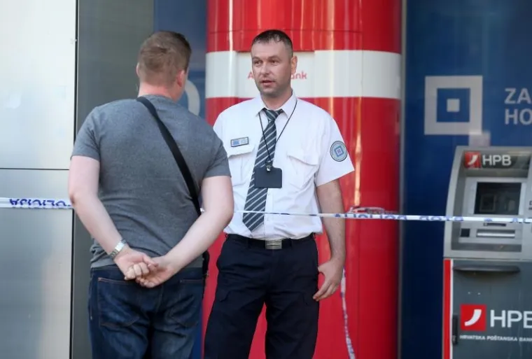 PLJAČKA POSLOVNICE ZAGREBAČKOG HOLDINGA U VUKOVARSKOJ: Naoružani lopovi zaprijetili vatrenim oružjem, uzeli plijen i pobjegli